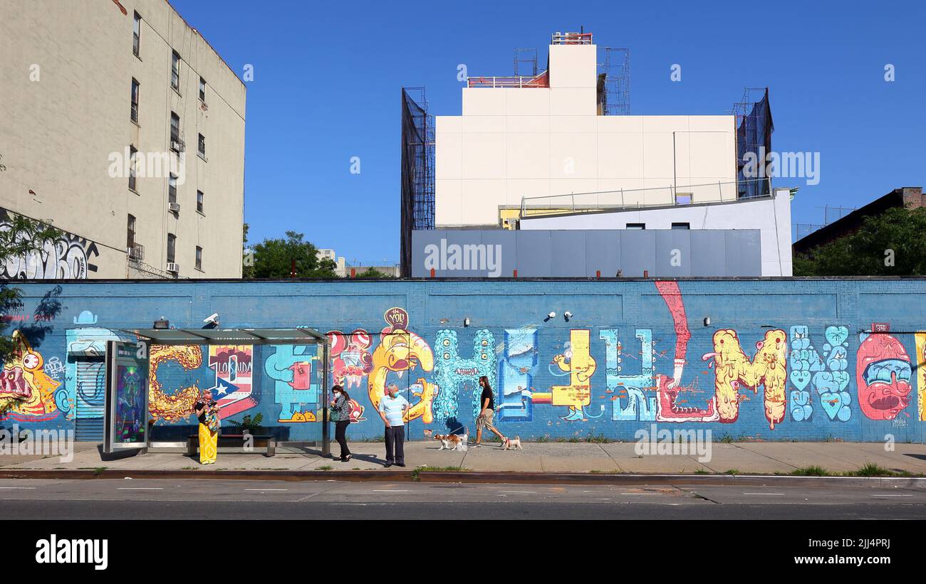 Residenti di Manhattan East Village, quartiere di Lower East Side, alias Loisaida aka Alphabet City, a una fermata dell'autobus su Avenue C, New York City. Foto Stock