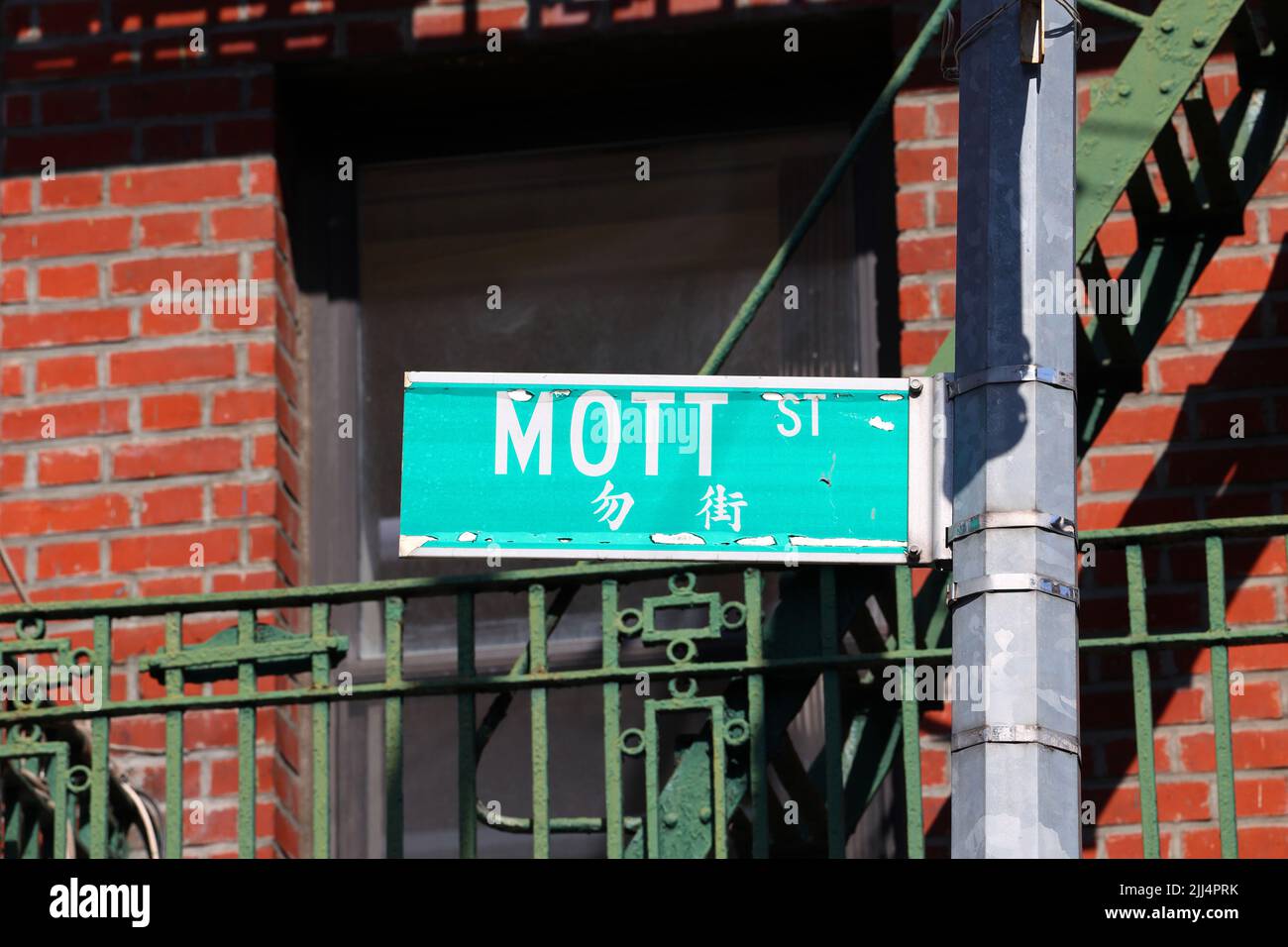 Cartello stradale Mott St 勿街 a Manhattan, Chinatown, New York. Segnale di Mott Street Foto Stock