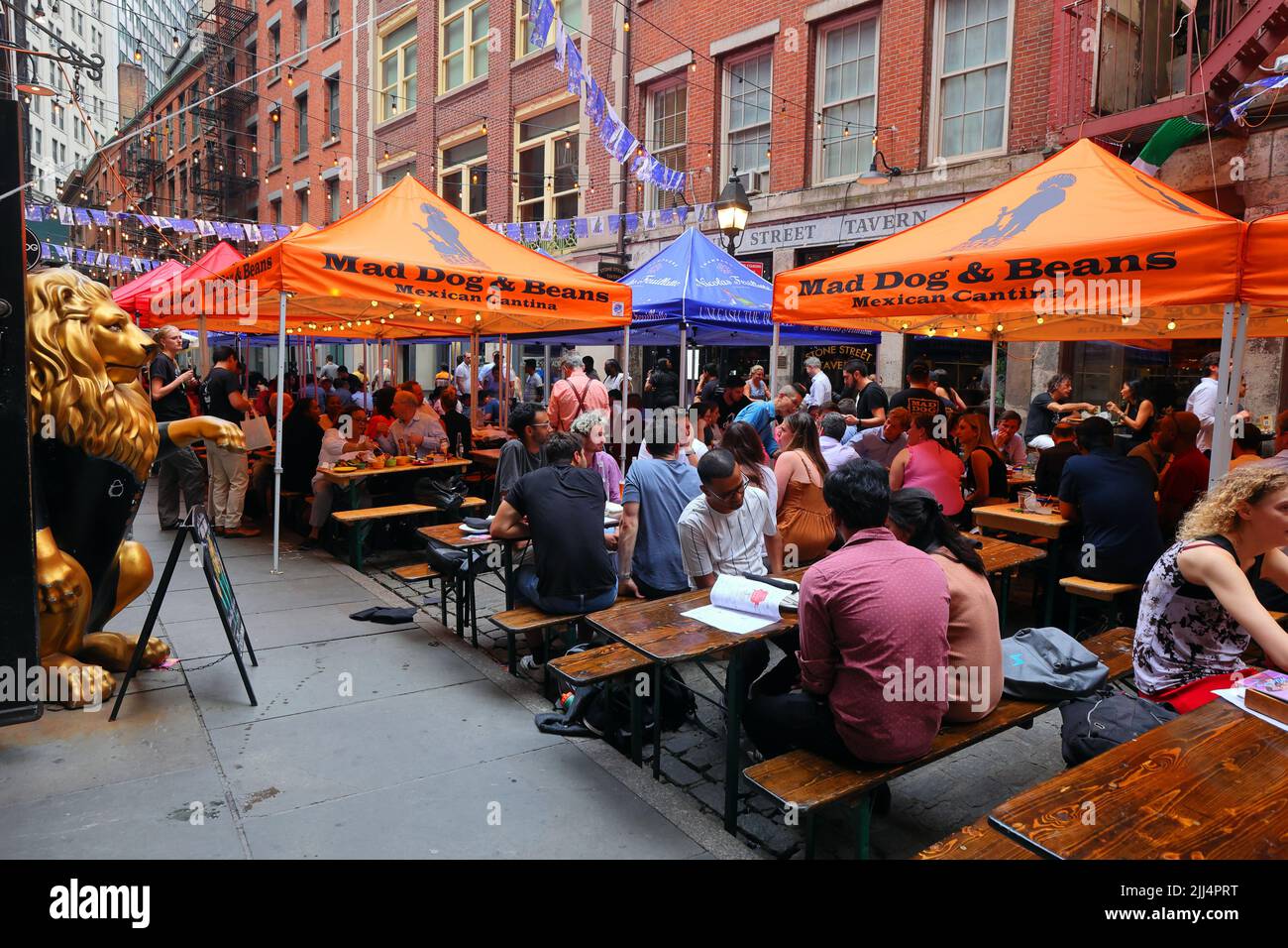 Dopo aver lavorato a Stone Street con i suoi numerosi ristoranti, ristoranti all'aperto e birreria all'aperto nel quartiere finanziario di Lower Manhattan, New York Foto Stock