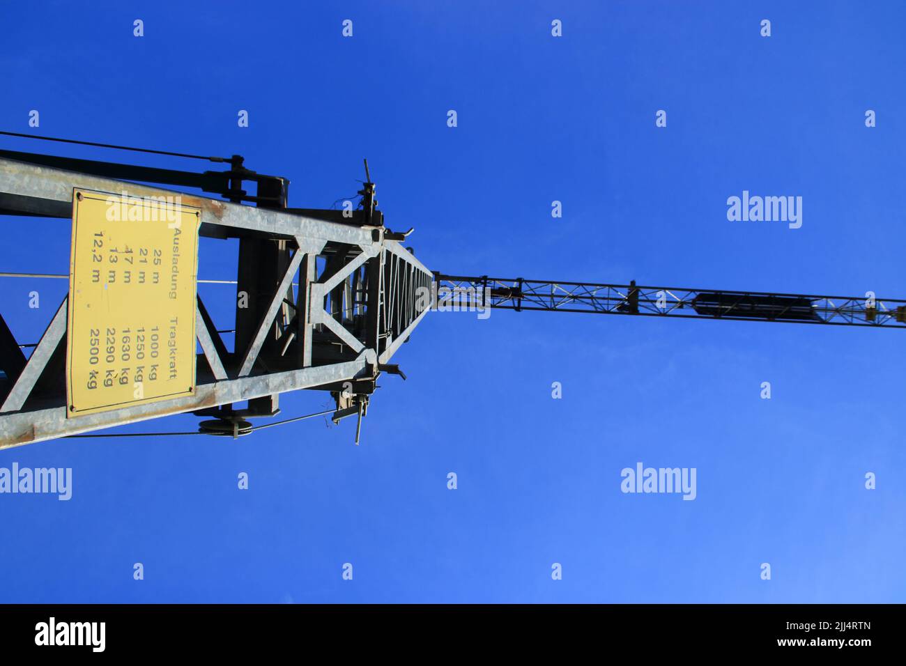 Tavolo con il peso massimo su una gru da cantiere Foto Stock