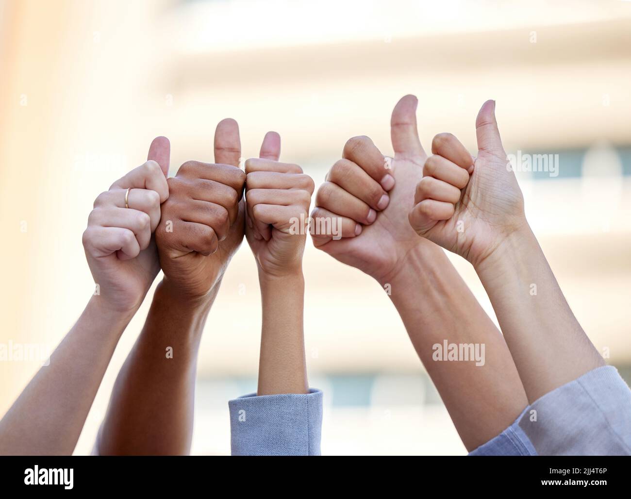 Il vostro potenziale più completo è a portata di mano. Un gruppo di uomini d'affari che danno i pollici in su. Foto Stock