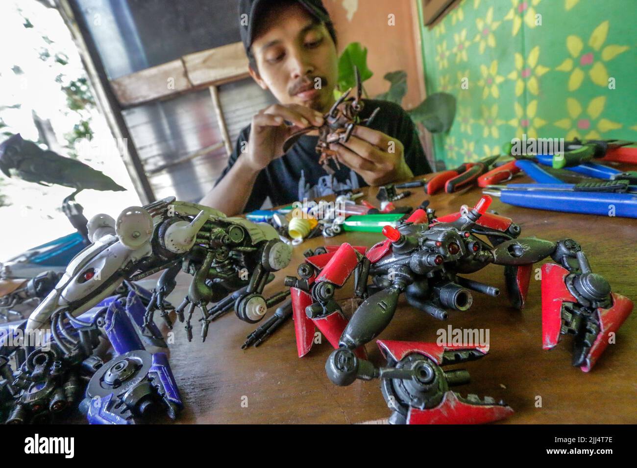 Yusuf utilizza i beni usati in robot in miniatura con personaggi animali ispirati al film Transformers Foto Stock