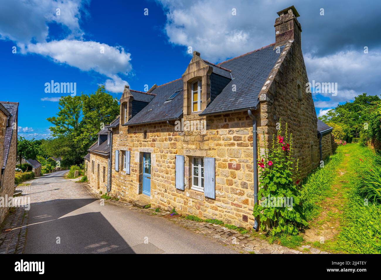 Case tipiche in pietra nel villaggio bretone di Locronan (Francia) Foto Stock