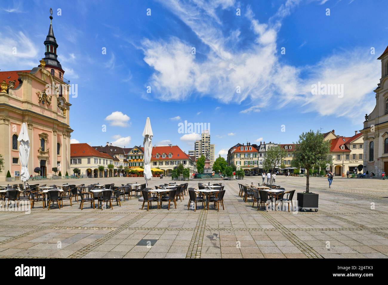 Ludwigsburg, Germania - Luglio 2022: Piazza del mercato con tavoli da ristorante all'aperto vuoti Foto Stock