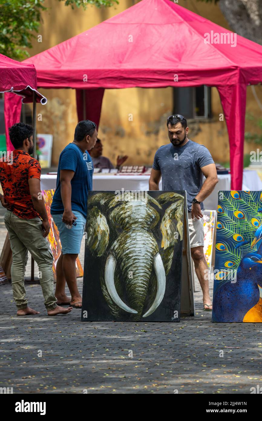 Galle, Sri Lanka - 06 11 2022: Acquistare dipinti ad olio dalla mostra di strada. Foto Stock