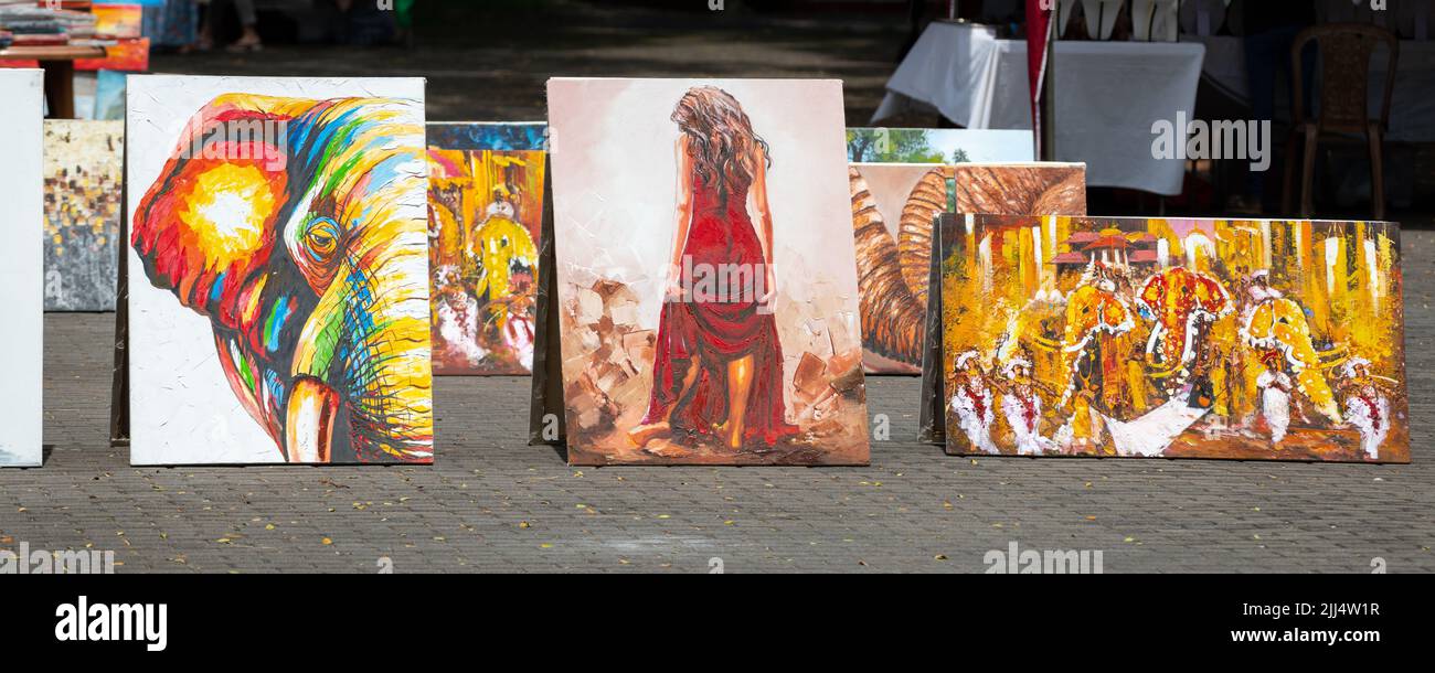 Galle, Sri Lanka - 06 11 2022: Mostra della collezione di pittura a Galle. Foto Stock