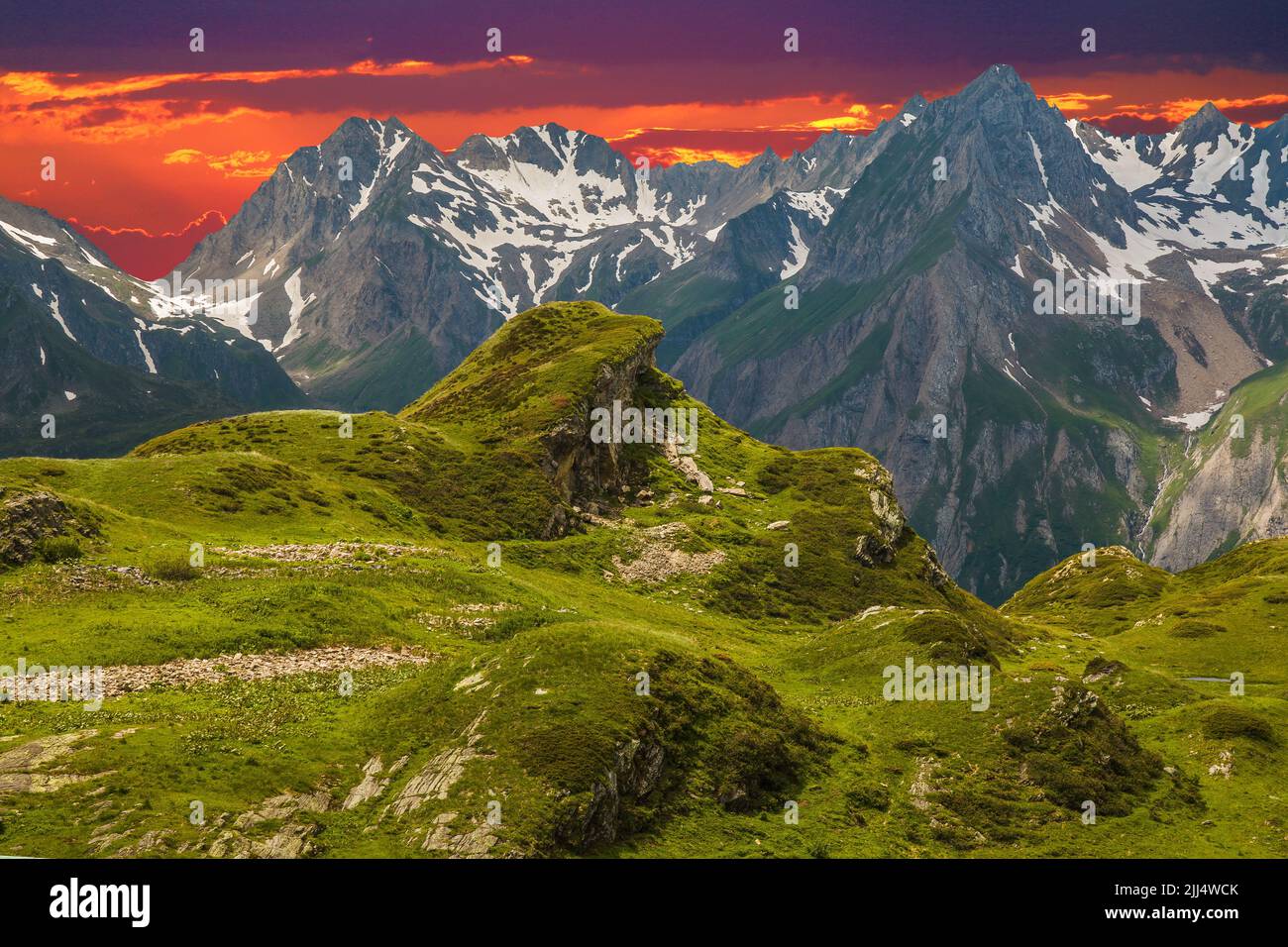 Vista sul bellissimo tramonto alpino in Val Formazza Piemonte Foto Stock