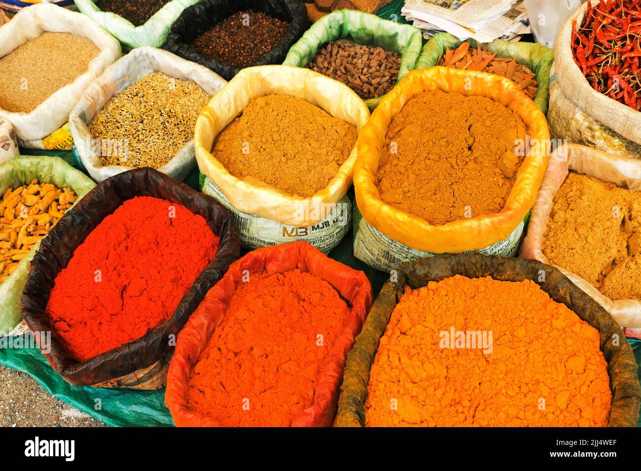 Spezie colorate indiane a Bagdogra mercato locale nel Bengala Occidentale, India. Foto Stock