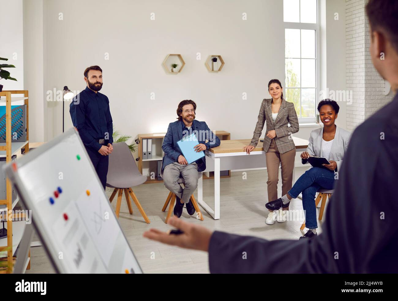 Personale professionale multirazziale della gente di corporazione con sorriso che discute il reporting finanziario Foto Stock