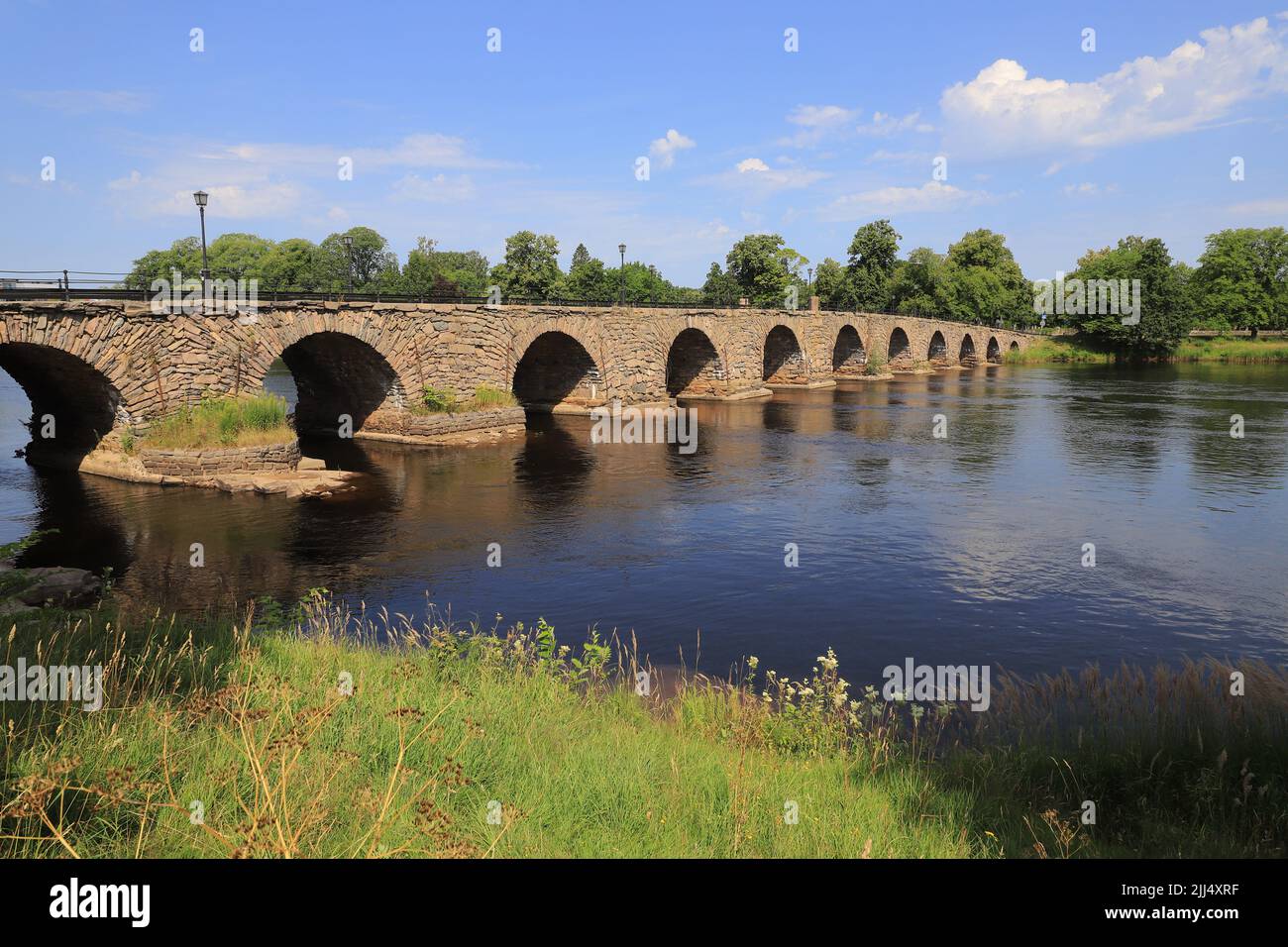 Il lungo ponte ad arco in pietra dai ponti del 18th secolo sul fiume Klaralven nella città di Karlstad. Foto Stock