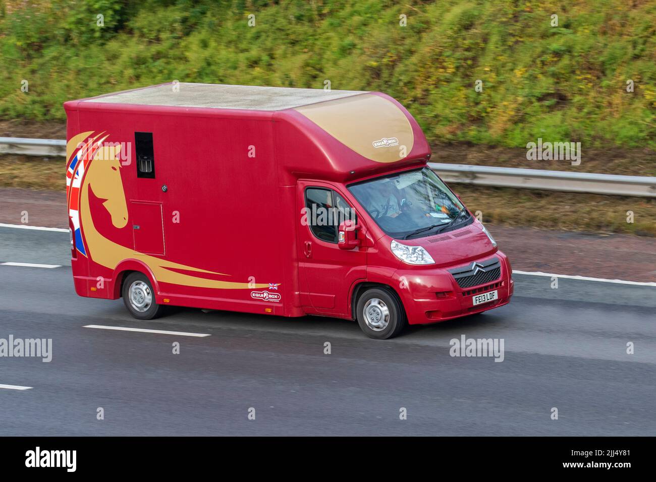EquipBox rosso Horse Box, 2013 rosso Citroen Relay 35 LSHR Enterprise HDI 2198cc Diesel Foto Stock