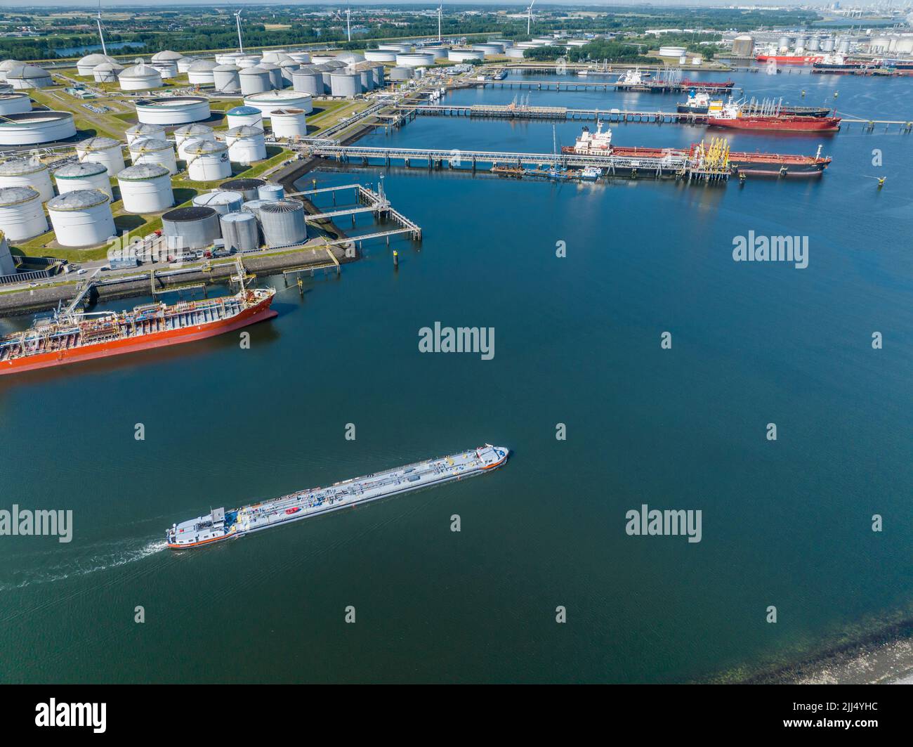 Petroliere che scaricano il carico presso un deposito di raffineria Foto Stock