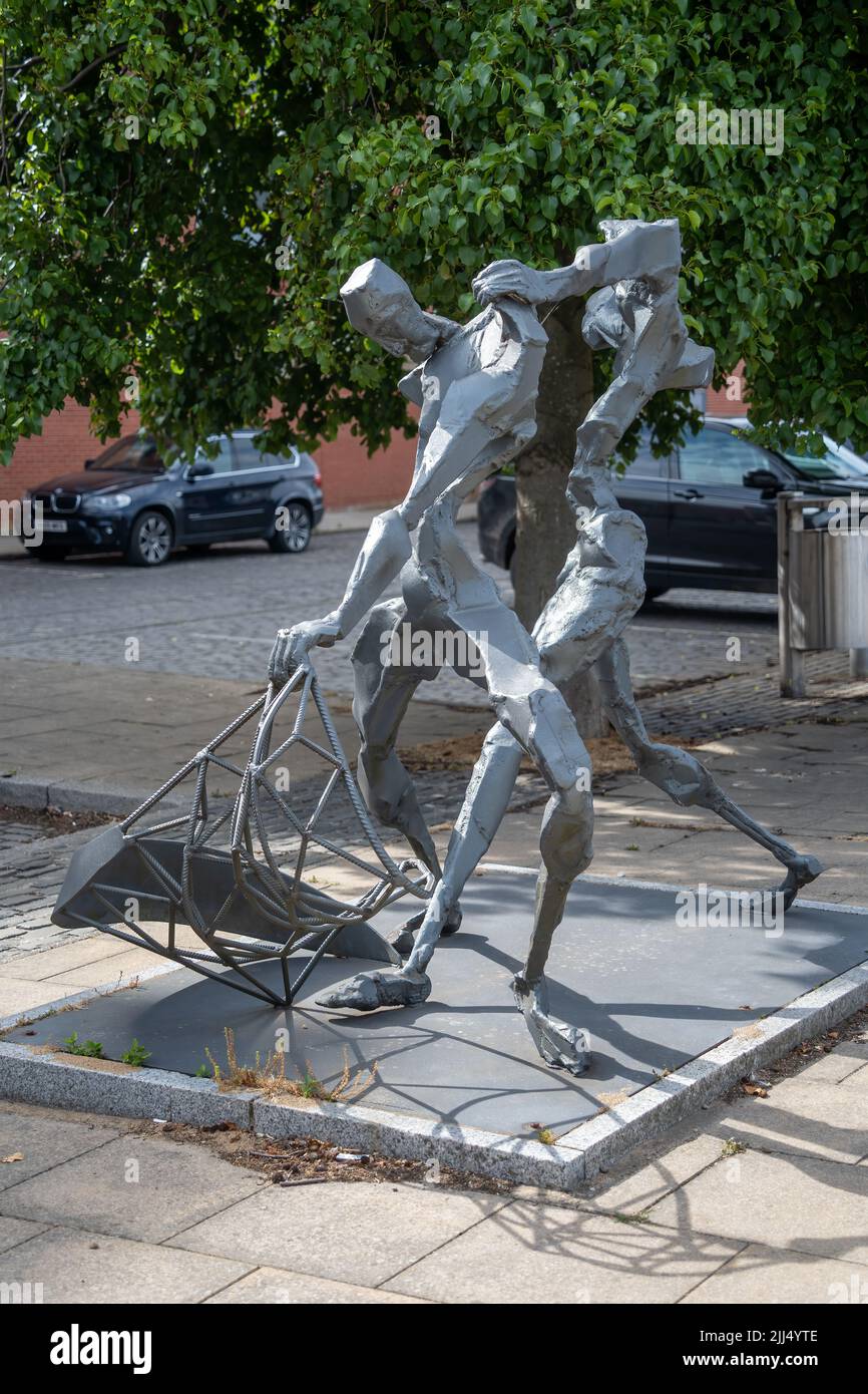 KINGSTON UPON HULL, YORKSHIRE, UK - LUGLIO 17: Scultura di due pescatori che catturano pesce con una rete a Kingston upon Hull il 17 luglio 2022 Foto Stock