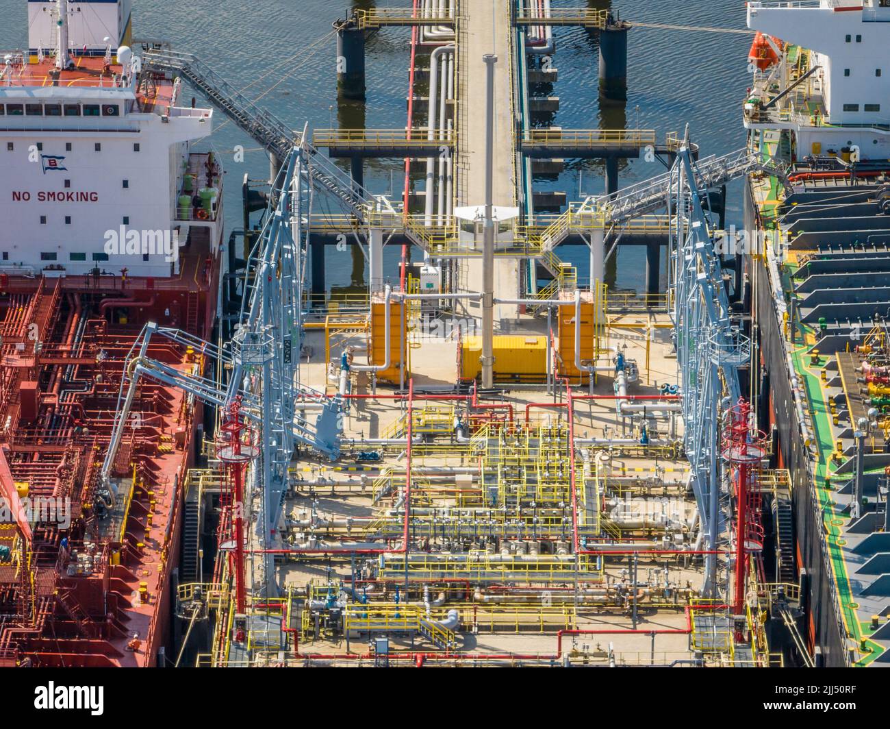 Petroliere che scaricano il carico presso un deposito di raffineria Foto Stock