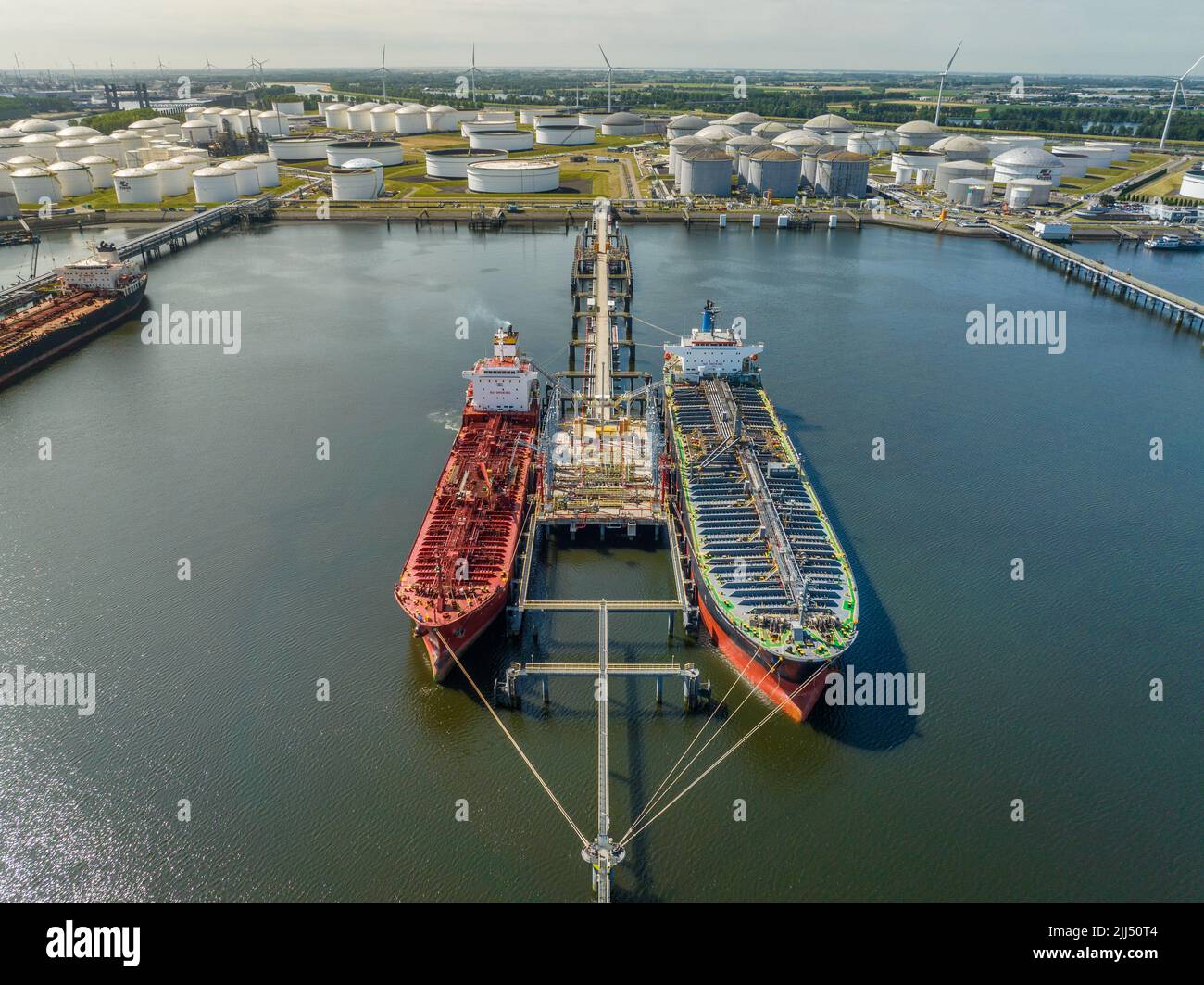 Petroliere che scaricano il carico presso un deposito di raffineria Foto Stock