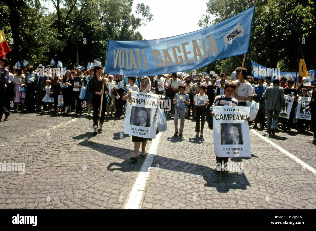 Bucarest, Romania, maggio 1990. Raduno politico organizzato dal Partito Nazionale Liberale (PNL) giorni prima delle prime elezioni democratiche organizzate dopo la caduta del comunismo. Foto Stock