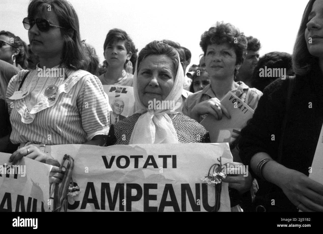 Bucarest, Romania, maggio 1990. Raduno politico organizzato dal Partito Nazionale Liberale (PNL) giorni prima delle prime elezioni democratiche organizzate dopo la caduta del comunismo. Foto Stock