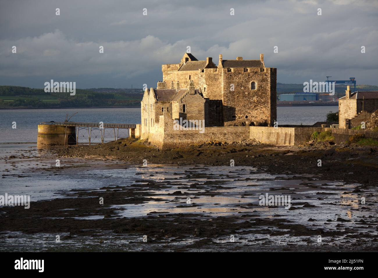 Blackness Castle, Blackness, Scozia. Vista pittoresca della facciata occidentale del Castello di Blackness. Foto Stock