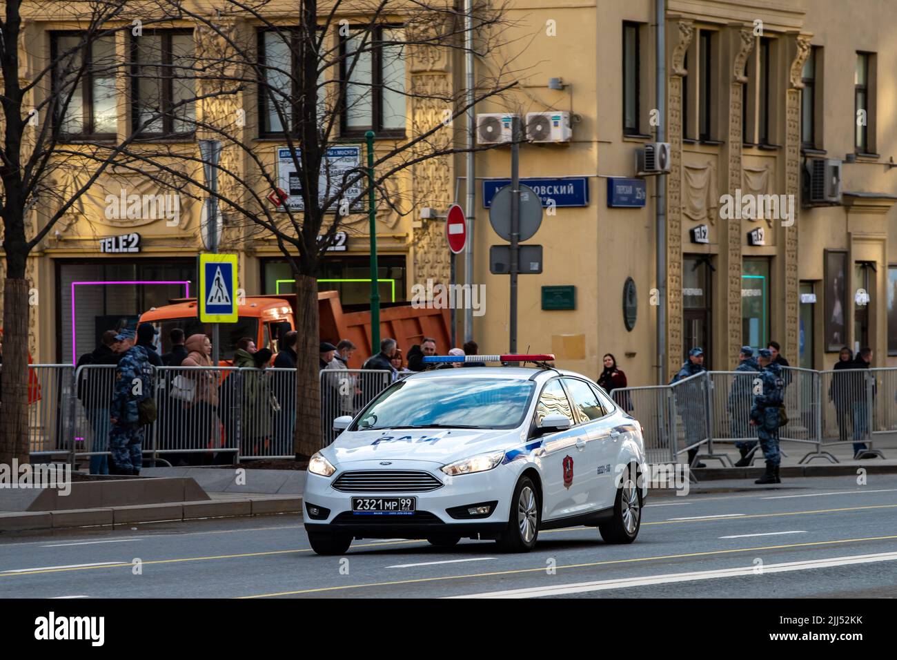 29 aprile 2021, Mosca, Russia. Autovettura dell'Automobile militare ispezione delle forze Armate della Federazione Russa in via Tverskaya Foto Stock
