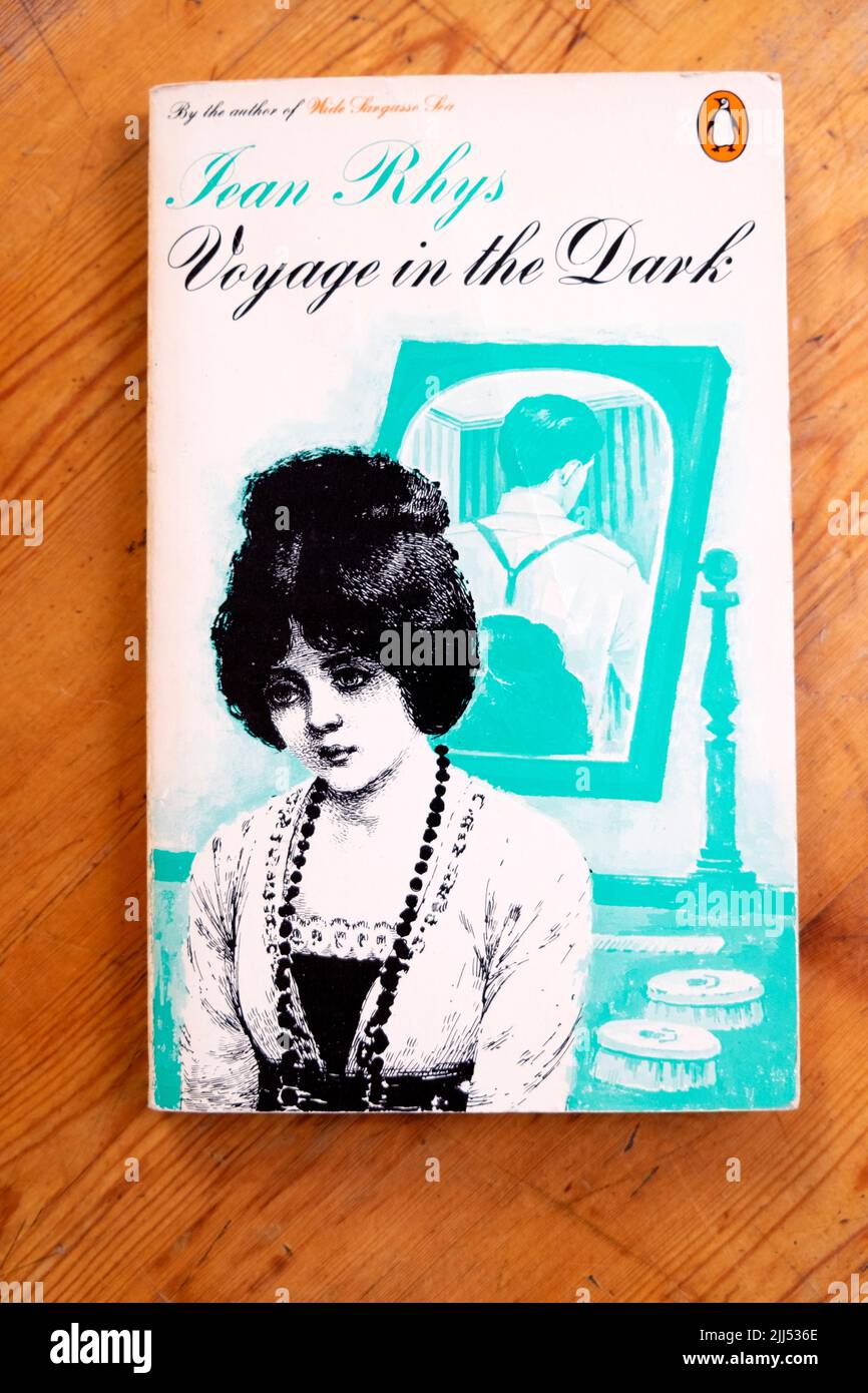 L'autore britannico Jean Rhys libro copertina titolo 'Voyage in the Dark' romanzo UK Foto Stock