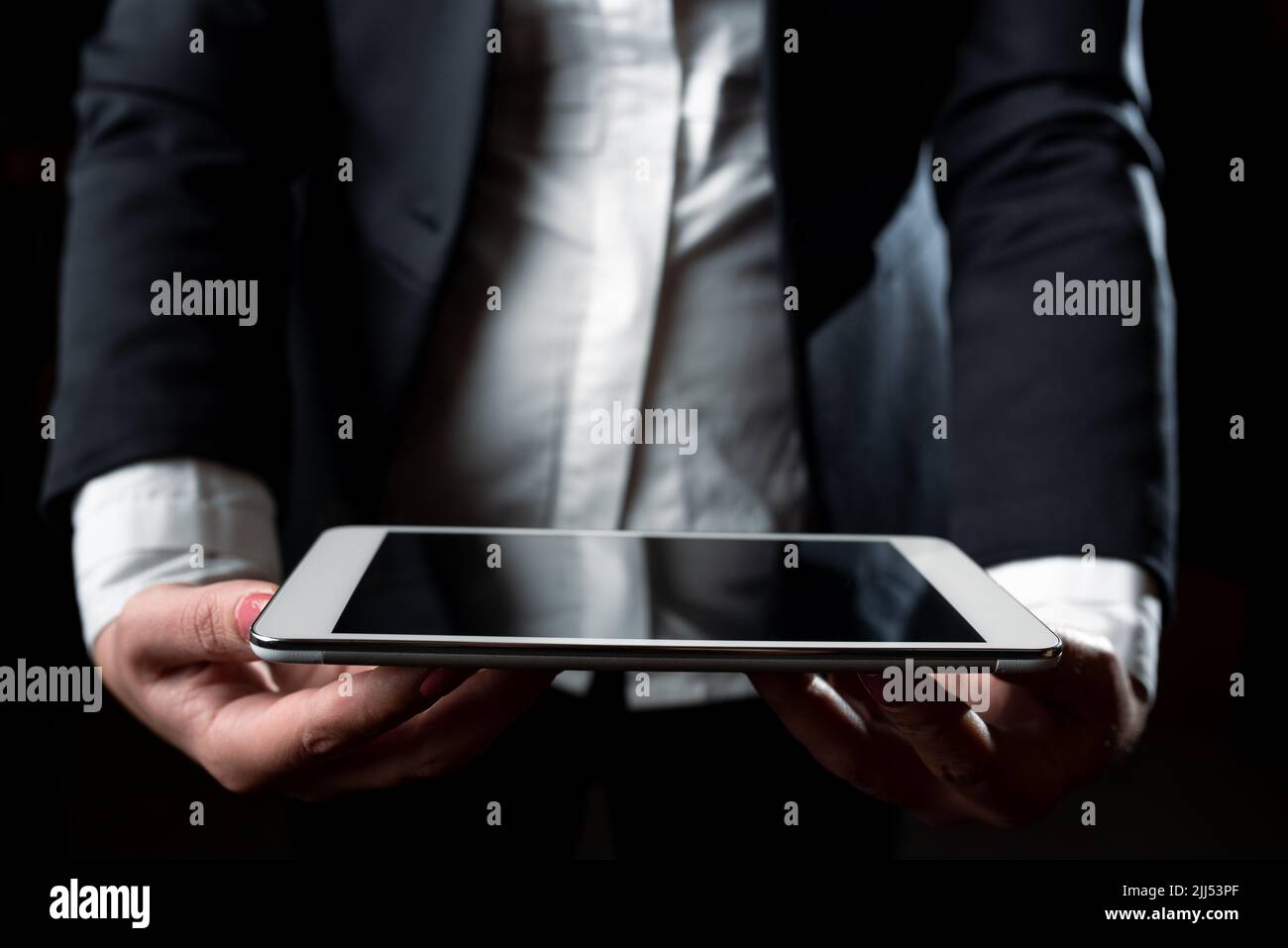 Donna d'affari che tiene un tablet e presenta importanti informazioni. Donna che mostra gli aggiornamenti recenti sullo schermo. I dirigenti che displayano i risultati più recenti su Foto Stock