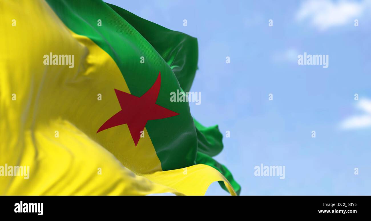 Bandiera della Guiana francese che sventola al vento in una giornata limpida. La Guiana francese è un dipartimento d'oltremare, una regione e una collettività territoriale unica della Francia Foto Stock
