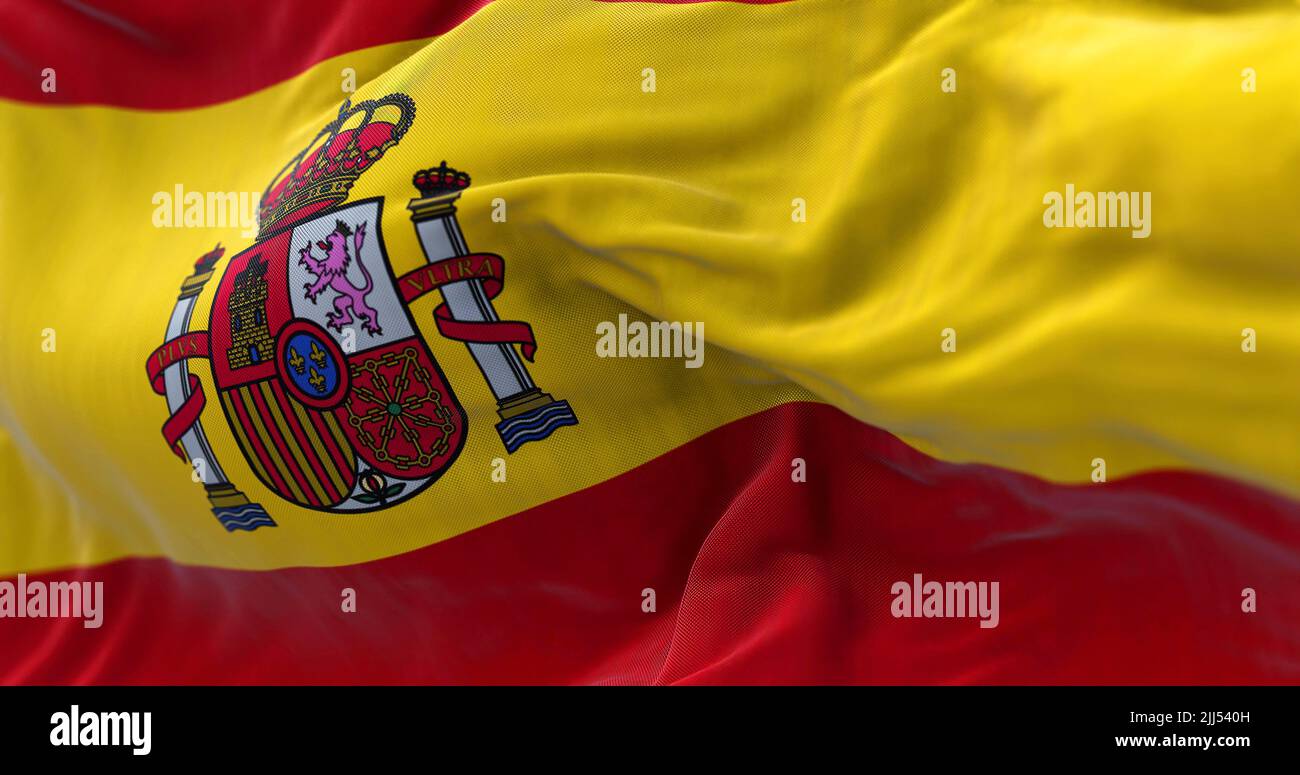 Vista ravvicinata della bandiera nazionale spagnola che sventola nel vento. La Spagna è un paese dell'Europa sudoccidentale. Sfondo del tessuto Foto Stock
