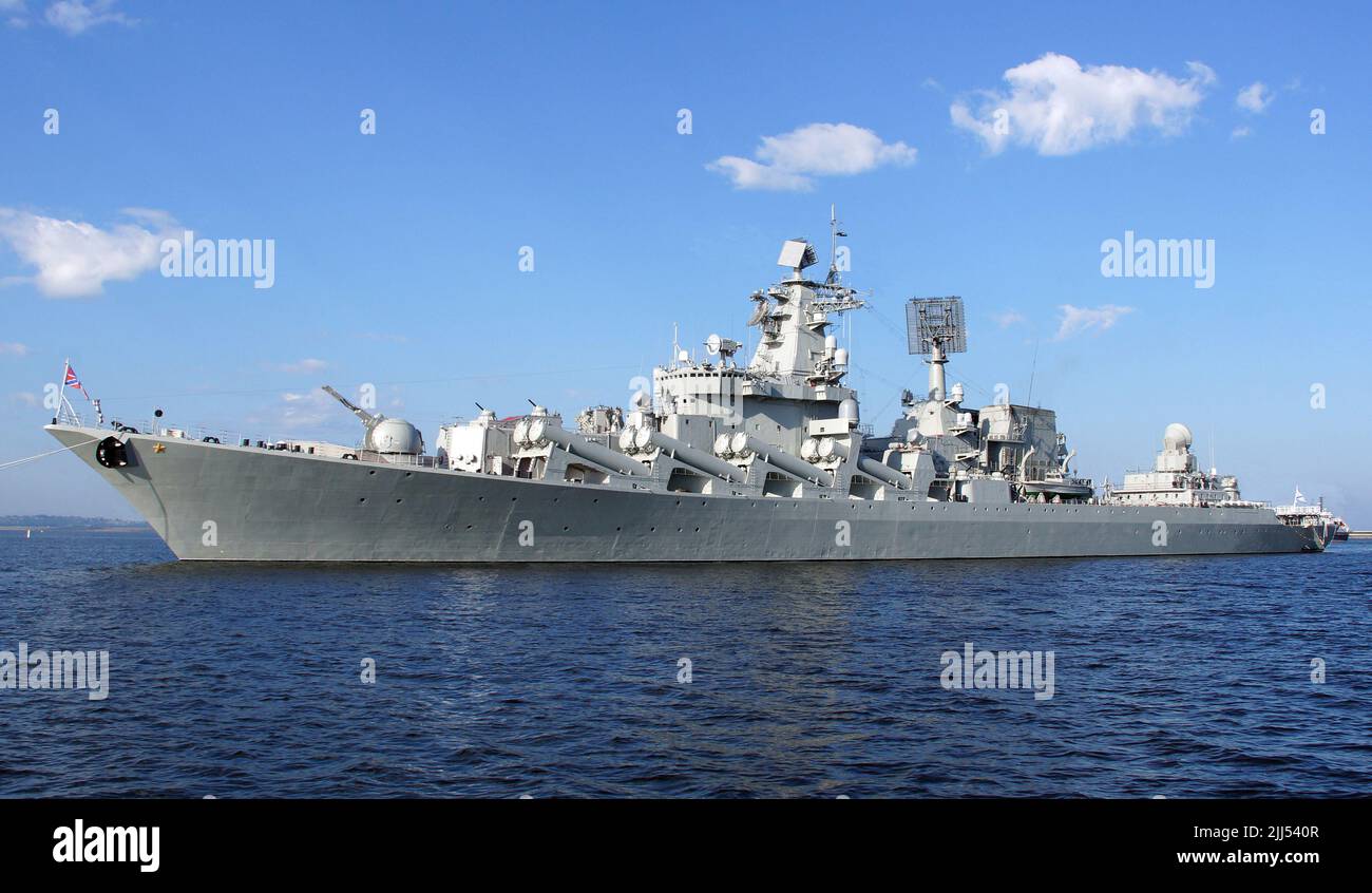 SEVASTOPOL, RUSSIA - 30 luglio 2021 Cruiser Moskva - di incrociatori missilistici guidati nella Marina Russa sulla parata al giorno della Marina Russa Foto Stock