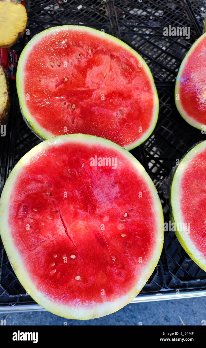 ​​watermelons a fette splendidamente colorate non marcate sugli scaffali di un supermercato Foto Stock