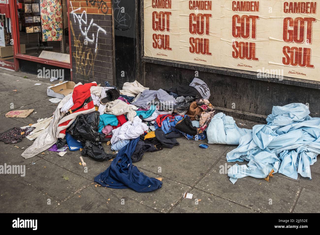 Old Dirty Clothes lasciò scartato su una strada a Camden, Londra del Nord, Inghilterra, Regno Unito. Foto Stock