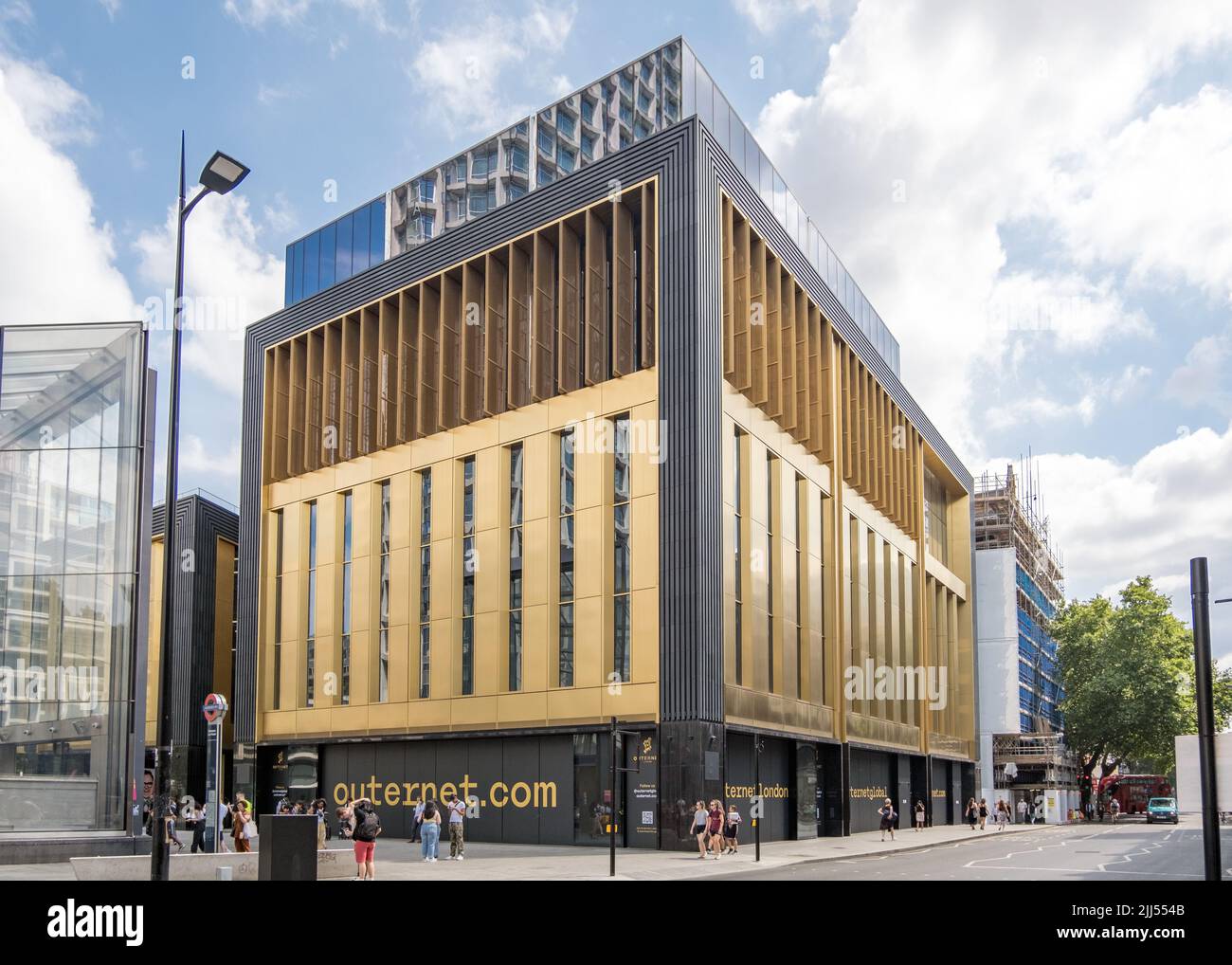 La parte "Now Building" di Oouternet, un nuovo complesso di Venue and Media al largo di Denmark Street, nel West End di Londra, Inghilterra, Regno Unito. Foto Stock