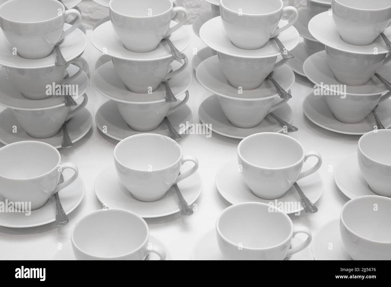 tazze bianche e piattini per caffè e tè Foto Stock tazze bianche e piattini per caffè e tè Foto Stock