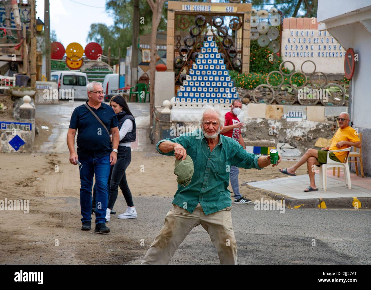 Febbraio 23 2022-l'uomo anziano esprime la sua gioia per l'arrivo dei turisti in Ojos de Garza Canary Island Foto Stock