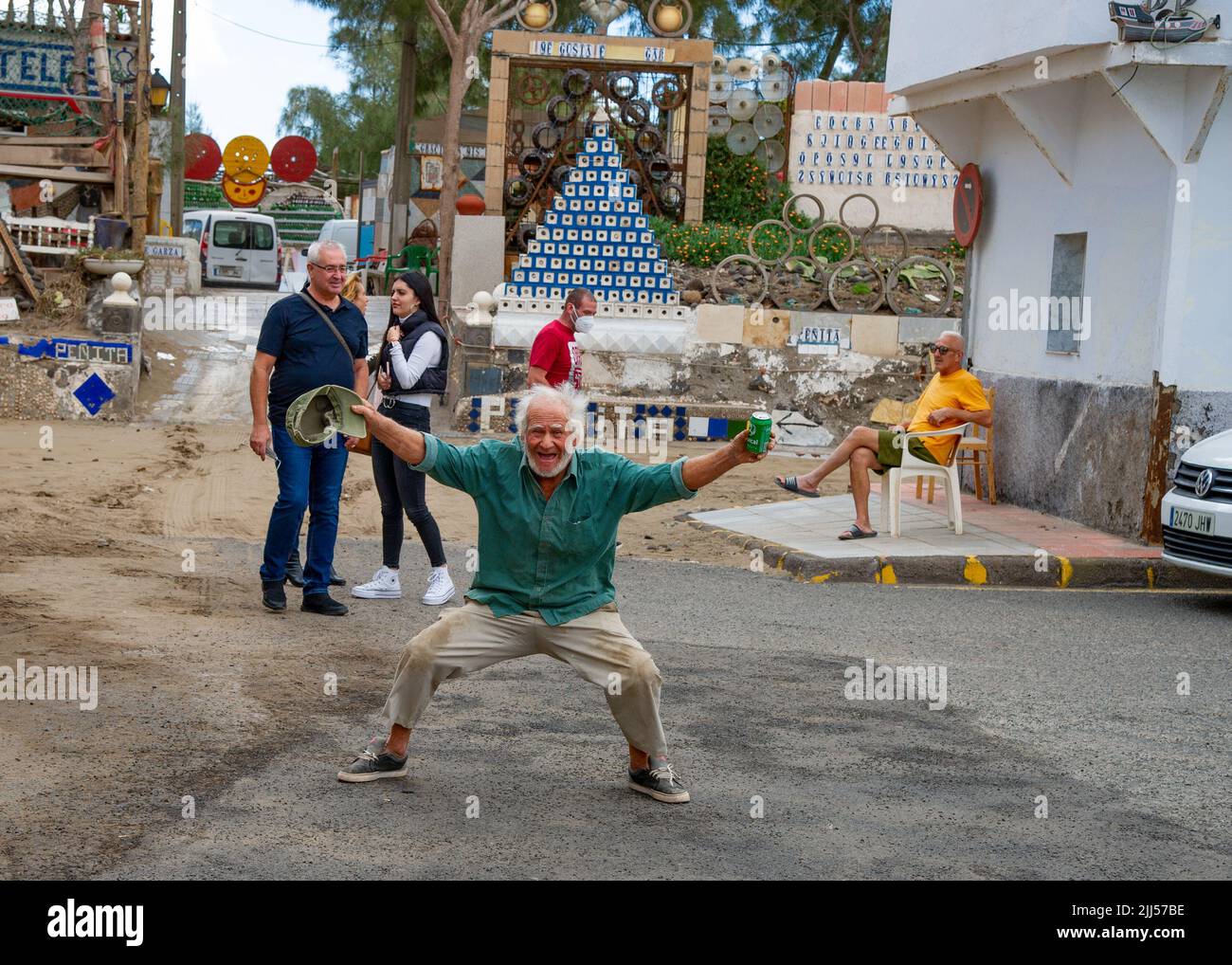 Febbraio 23 2022-l'uomo anziano esprime la sua gioia per l'arrivo dei turisti in Ojos de Garza Canary Island Foto Stock