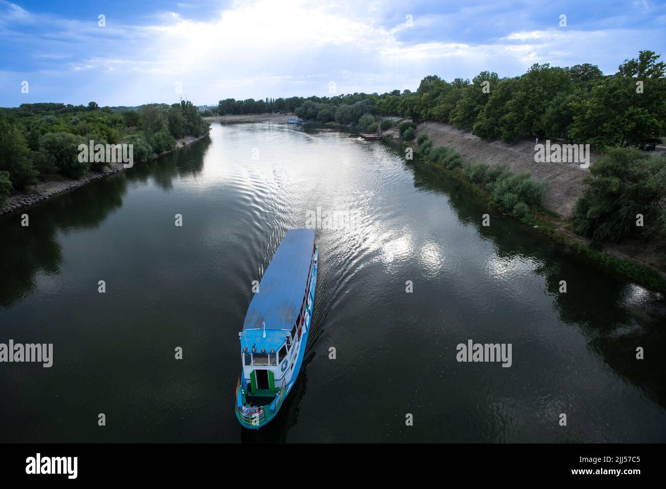 Una nave sul fiume Dniester, tiraspol, transnistria Foto Stock