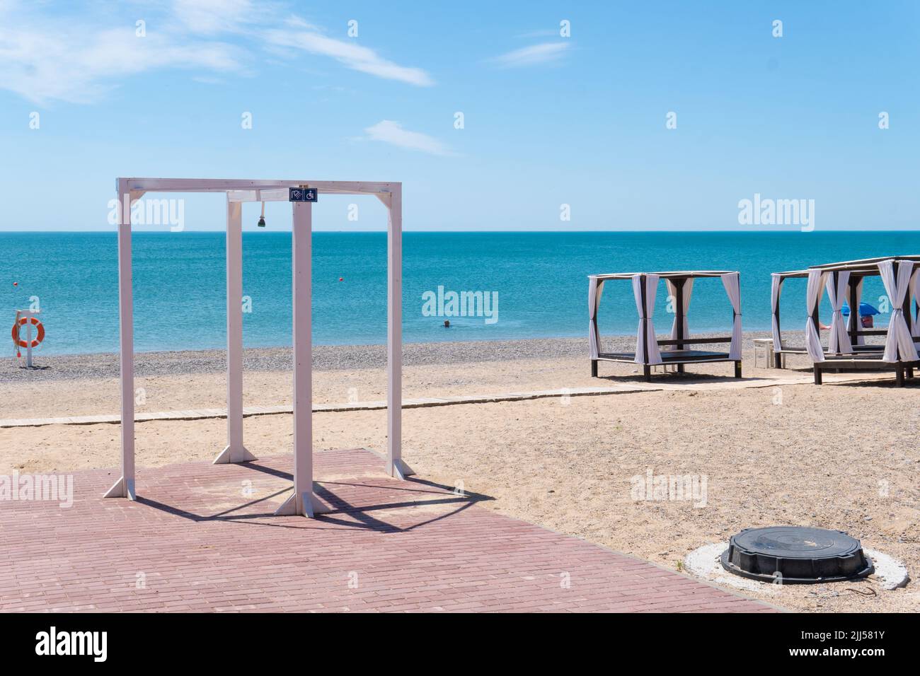 Doccia handicap spiaggia segno mare estate acqua cielo natura vacanza, dal turismo oceanico da goccia a bordo di luce, turista israeliano. Stile di vita bagno, Foto Stock