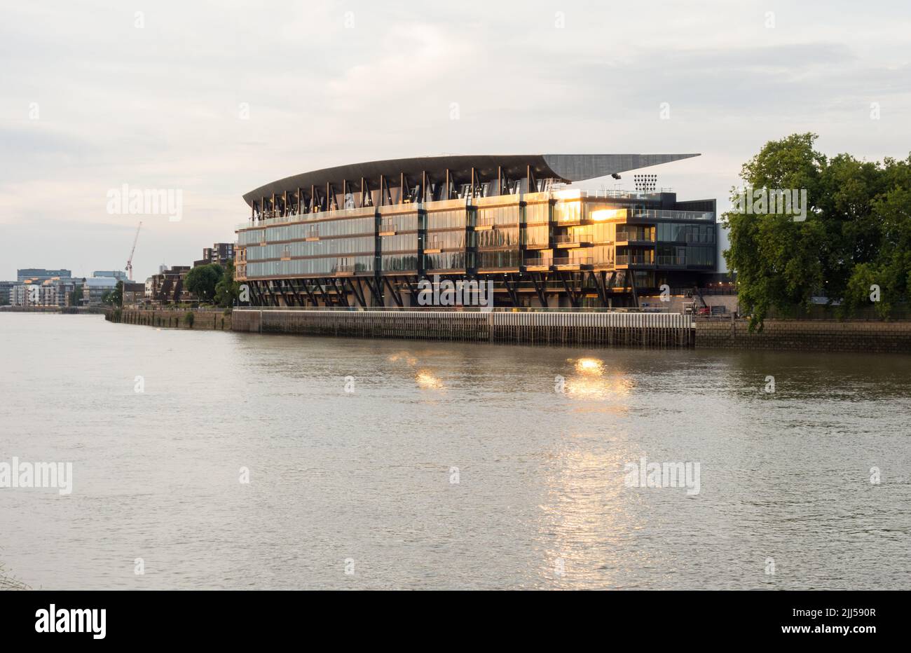 Il nuovo Riverside Stand del Fulham Football Club sulle rive del Tamigi nel sud-ovest di Londra, Inghilterra, Regno Unito Foto Stock