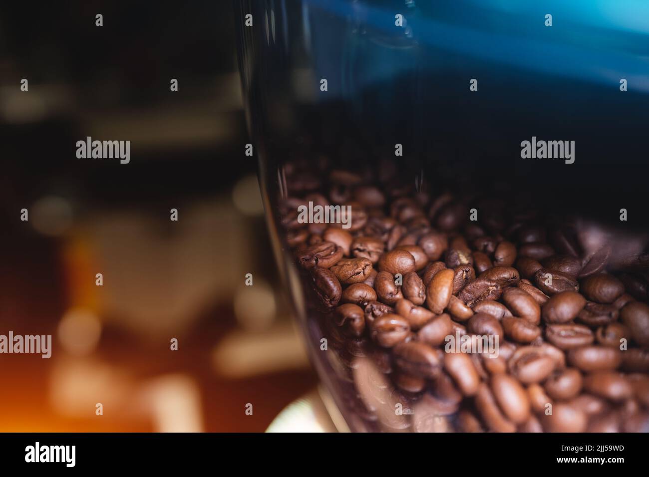 caffè appena arabica o di caffè marrone robusta con attrezzatura di tostatura in vetro al bar Foto Stock