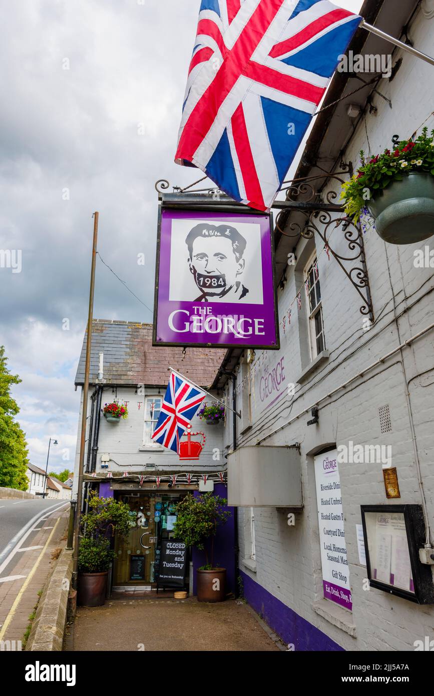 The George, un pub sulla strada con un cartello George Orwell 1984 e la bandiera Union Jack a Fordingbridge, un piccolo villaggio nella New Forest, Hampshire Foto Stock