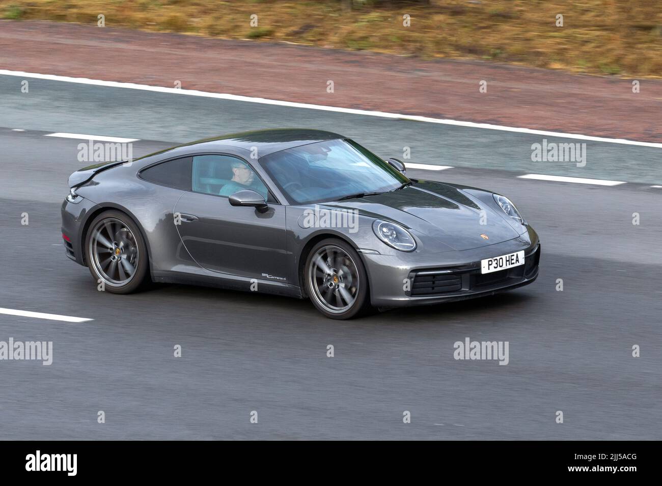 2020 Grigio Porsche 911 Carrera 4 Auto PDK 2981cc benzina 8 velocità automatica; viaggiando sull'autostrada M6, Regno Unito Foto Stock