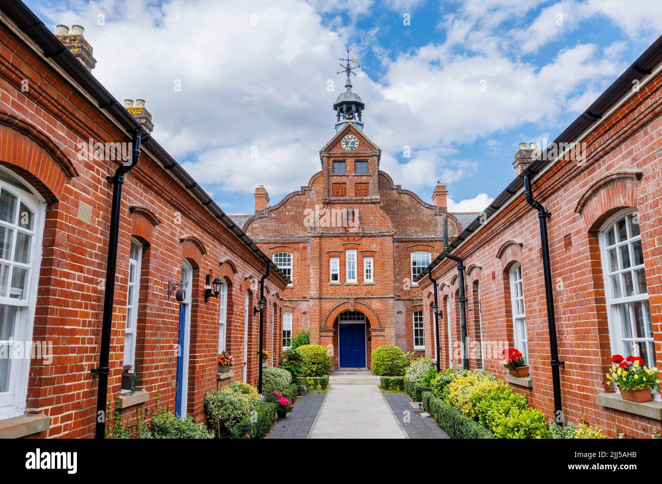 Barton Hall e i Pavilions, Bartons Road, convertito dal Fordingbridge Hospital, Fordingbridge, un piccolo villaggio nella New Forest, Hampshire Foto Stock