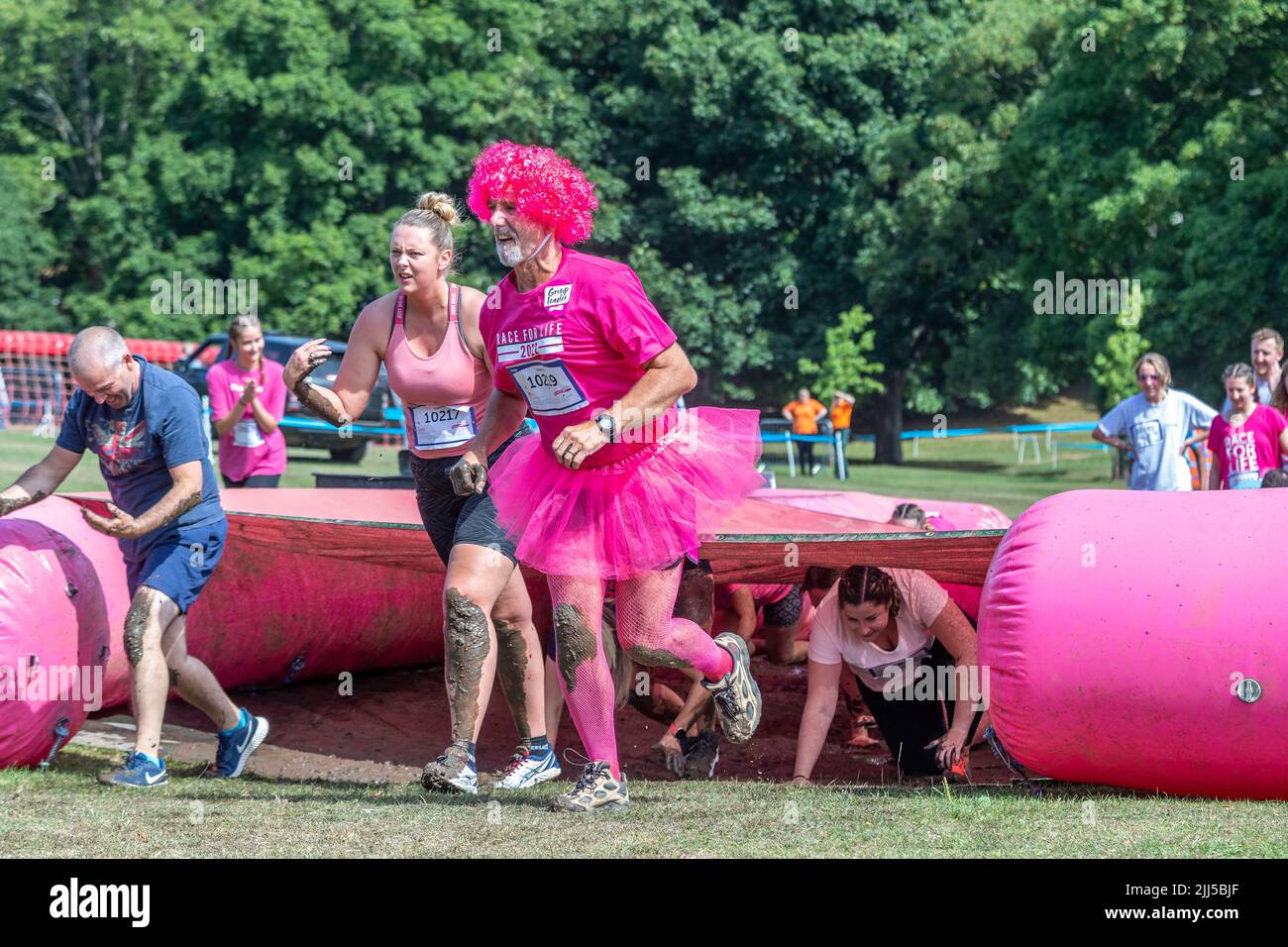 Abington Park, Northampton, Regno Unito. 23rd luglio 2022. Race for Life Pretty Muddy, raccogliere fondi per la Ricerca sul cancro, un percorso di ostacolo che si snoda attraverso il panoramico Abington Park. Credit: Keith J Smith./Alamy Live News. Foto Stock