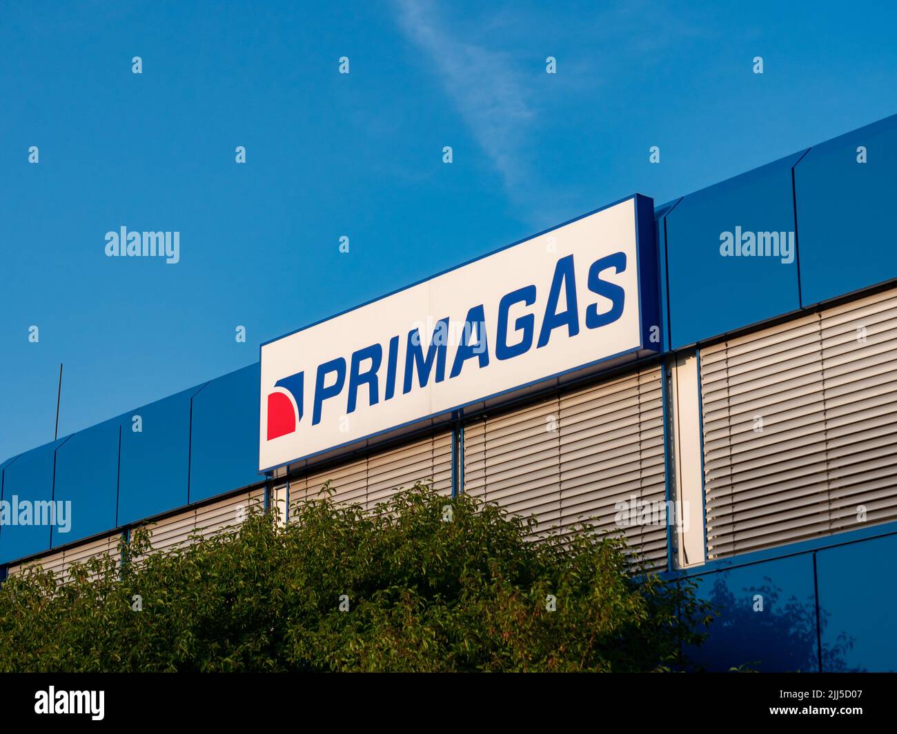 Azienda energetica Primagas in Sassonia. Commercio con gas liquido in Germania. Il grande logo sull'esterno dell'edificio. Facciata della casa di uffici. Foto Stock