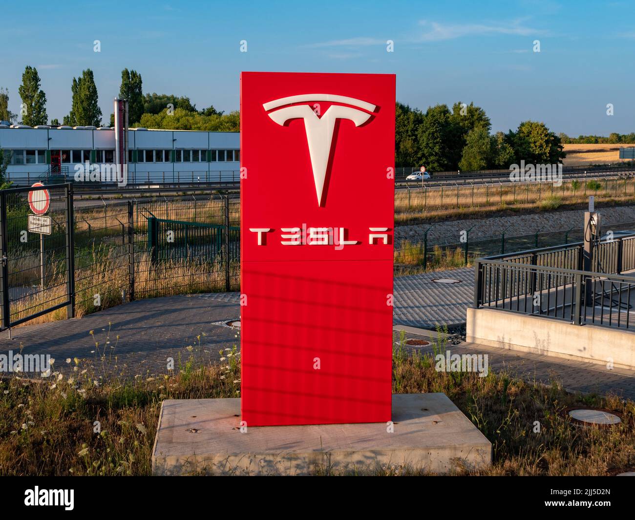 Logo e scritte Tesla Inc. Di fronte a un edificio dello showroom. Centro assistenza Tesla della società automobilistica americana. Un famoso costruttore di automobili. Foto Stock