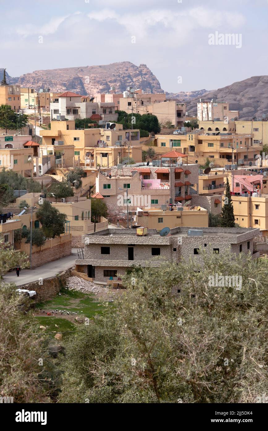 Paesaggio urbano di Wadi Musa, Giordania. È la città più vicina al sito archeologico di Petra e ospita numerosi hotel e ristoranti Foto Stock