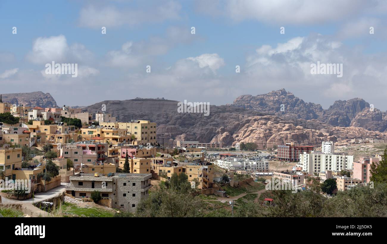 Paesaggio urbano di Wadi Musa, Giordania. È la città più vicina al sito archeologico di Petra e ospita numerosi hotel e ristoranti Foto Stock