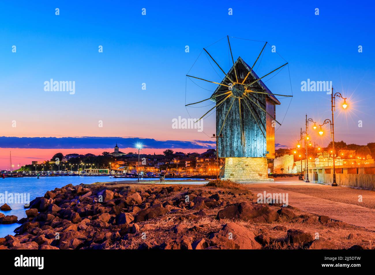 Nessebar (Nessebar), Bulgaria. L'antica città di Nessebar, il mulino a vento in legno. Costa del Mar Nero, Burgas. Foto Stock