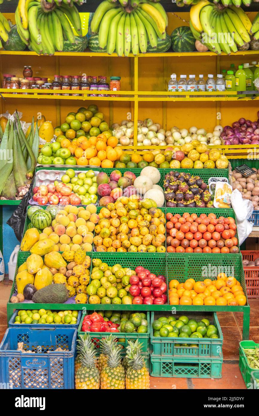 Una mostra di frutta e verdura esotica al mercato di Plaza Minorista a Medellin, Colombia Foto Stock