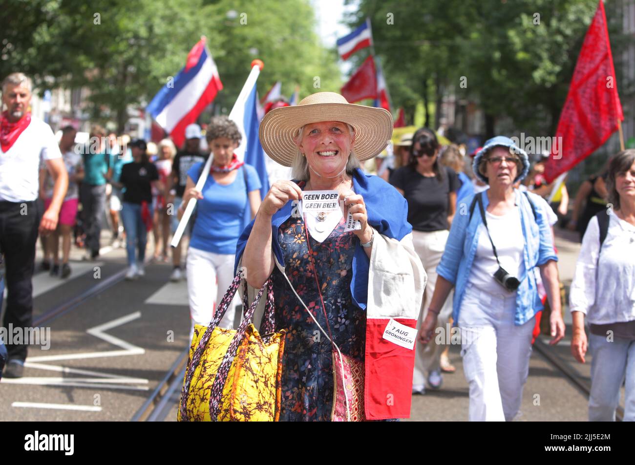 Amsterdam, Paesi Bassi. 23rd luglio 2022. Migliaia di persone prendono parte alla protesta di marzo del 23 luglio 2022 ad Amsterdam, Paesi Bassi. I Paesi Bassi, nel gruppo di resistenza, hanno invitato agricoltori, pescatori, autotrasportatori e sostenitori a manifestare contro le misure del governo olandese come politica dell'azoto nelle ultime settimane e anti-vacina. (Foto di Paulo Amorim/Sipa USA) Credit: Sipa USA/Alamy Live News Foto Stock