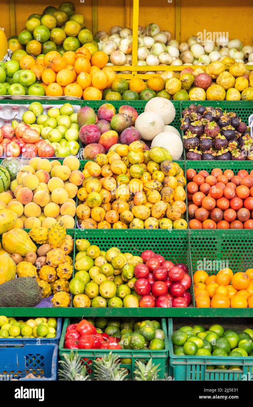 Una mostra di frutta e verdura esotica al mercato di Plaza Minorista a Medellin, Colombia Foto Stock